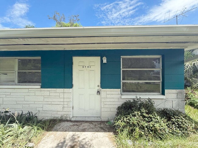 Building Photo - "Charming 1-Bedroom Duplex Retreat on Carn... Rental