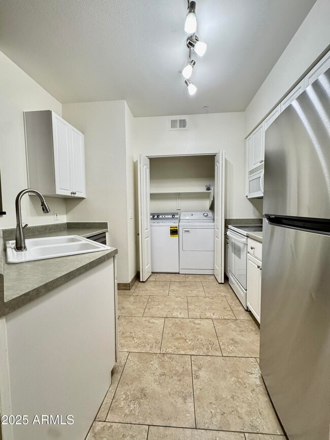 Photo - 1701 E Colter St Unidad 235