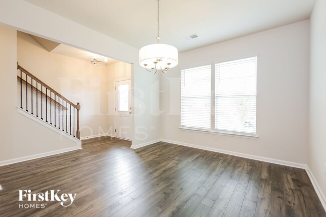 Photo - 302 Stonefence Dr