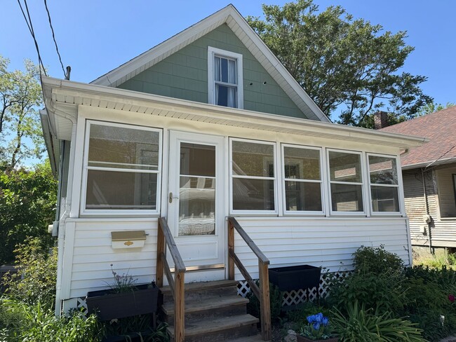 Beautiful 2-bedroom House in Moline with L... - Beautiful 2-bedroom House in Moline with L...