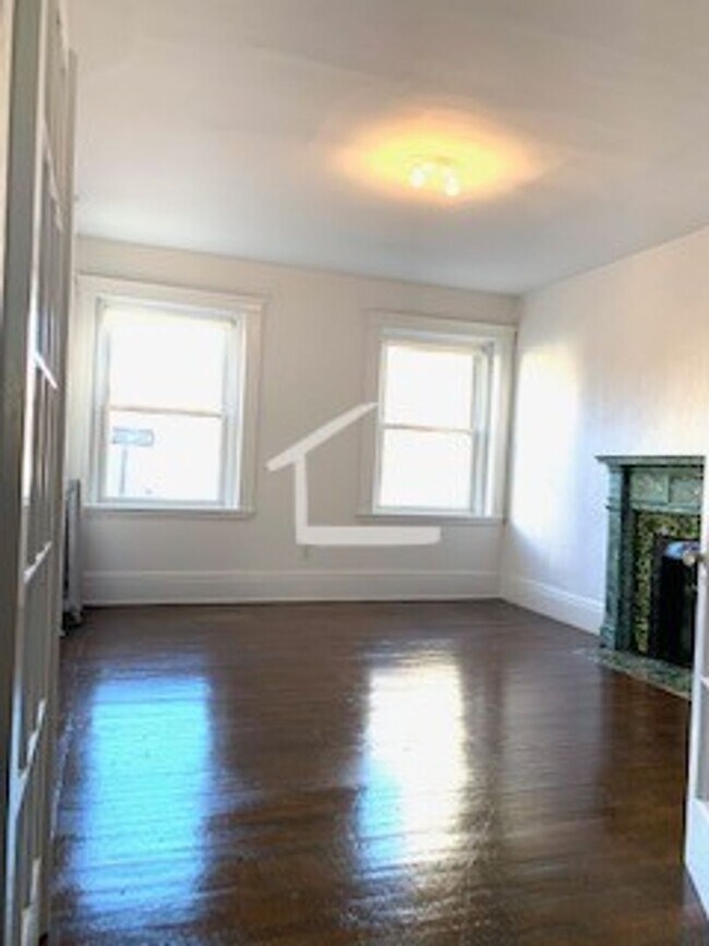 5/1 NO FEE! 2BR on a quiet street near Fen... - 5/1 NO FEE! 2BR on a quiet street near Fen... Rental