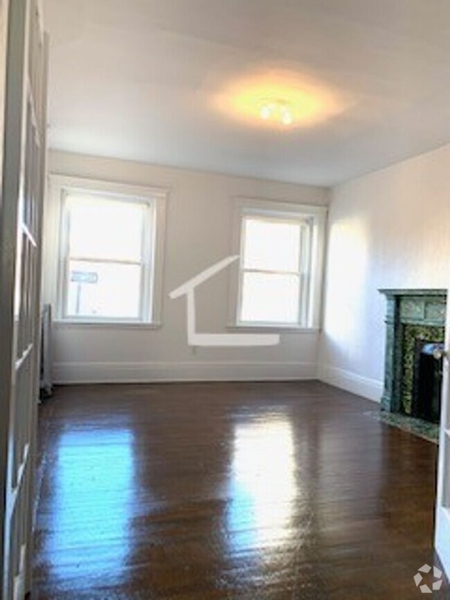 Building Photo - 5/1 NO FEE! 2BR on a quiet street near Fen... Rental