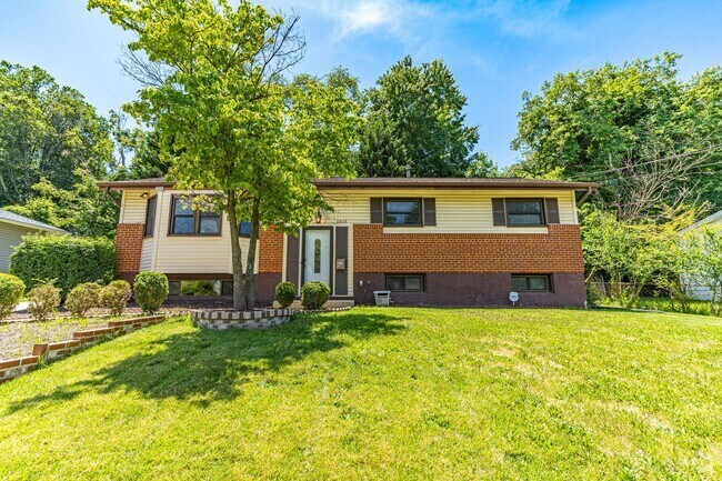 Building Photo - Charming 3+ BR single family home availabl...