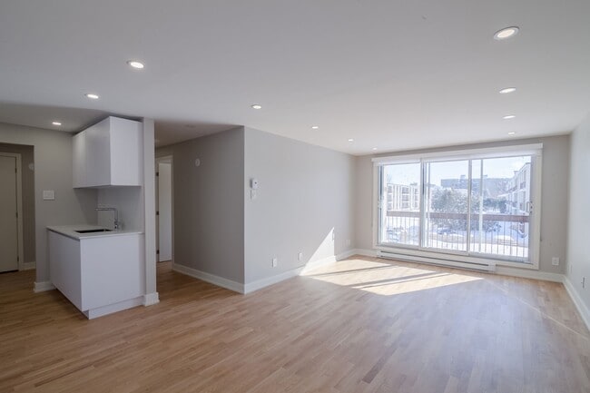 Building Photo - 1550 Avenue Filion Unit 205