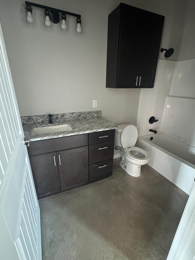 Photo - 700 West St
