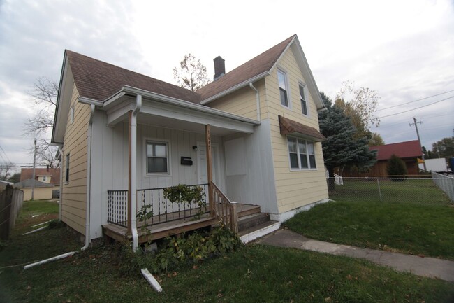 Building Photo - 3 bedroom remodeled home in Davenport near...