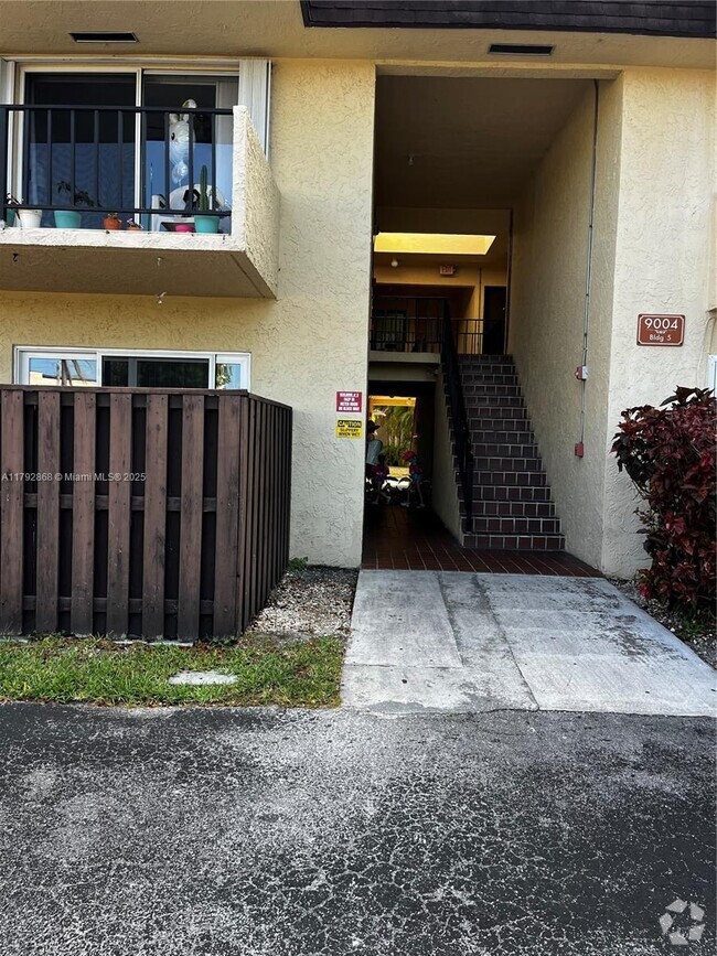 Building Photo - 9004 SW 137th St Unit 8-5 Rental