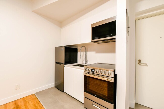 Building Photo - 3495 Av. Van Horne Unit 203