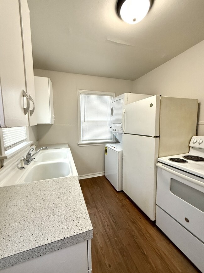 Photo - 33 8th Ave NW