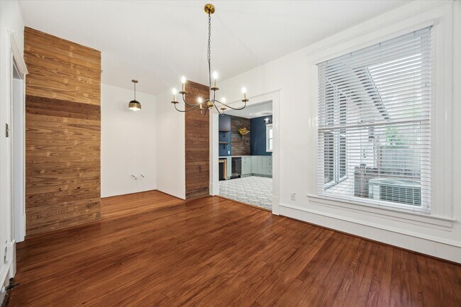 Building Photo - 208 E 12th St