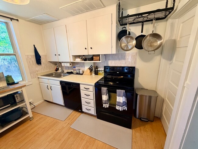 Photo - 211 F St E