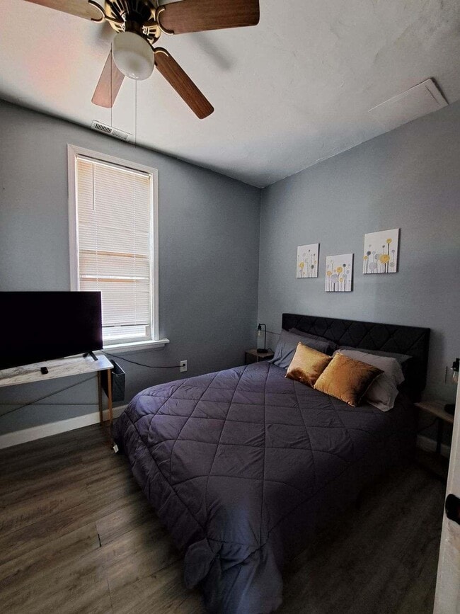 Photo - 4 bedroom in Chicago IL 60618 Unit 2R