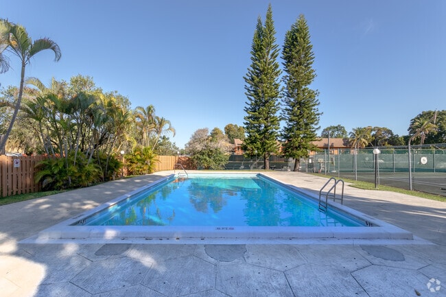 Swimming Pool - Tennis Villas Apartments