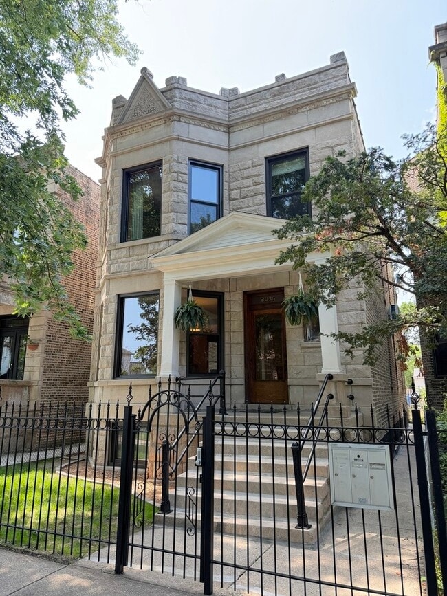 Building Photo - 2036 N Sawyer Ave Unit 2