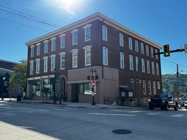 Building Photo - 102-108 E High St Unit 4