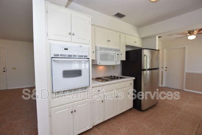 Photo - 204 Chaucer Ln