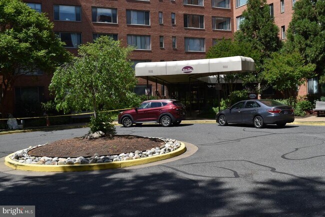 Building Photo - 1111 Arlington Blvd Unit 825