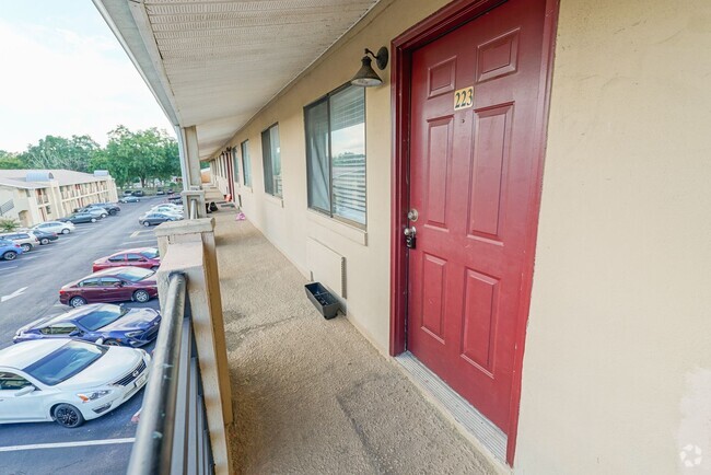 Building Photo - Cozy 1 bedroom 1 bathroom within walking d... Rental
