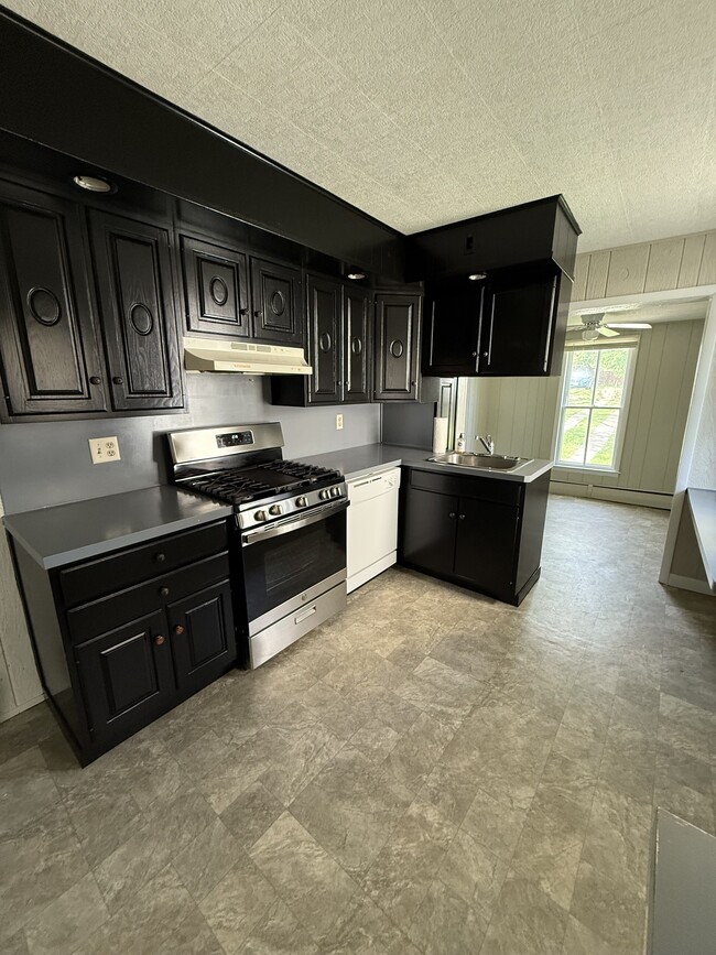 eat-in kitchen (1st floor) - 39 W Sheridan Ave Apartamentos Unidad 39 West Sheridan