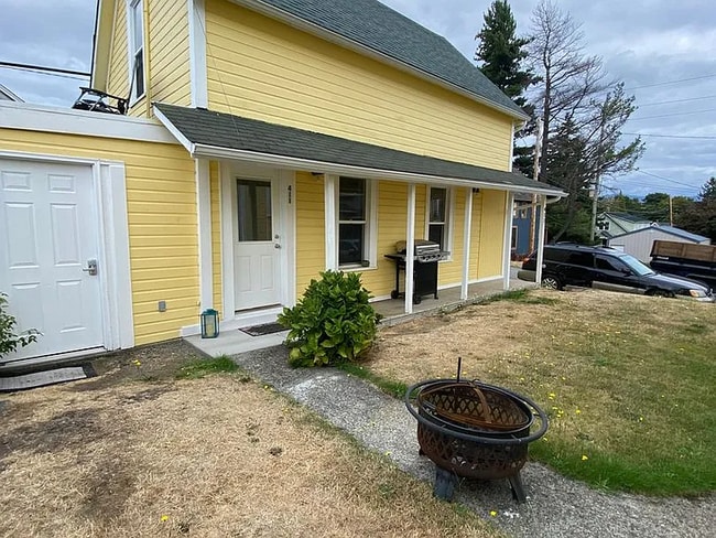 Building Photo - Live Close to Everything — Lakeway Home Near WWU, Downtown & I-5