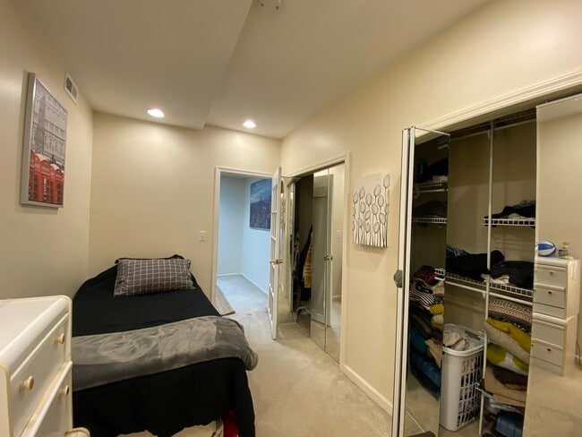 Building Photo - 5102 Warren Plz NW Unit 3