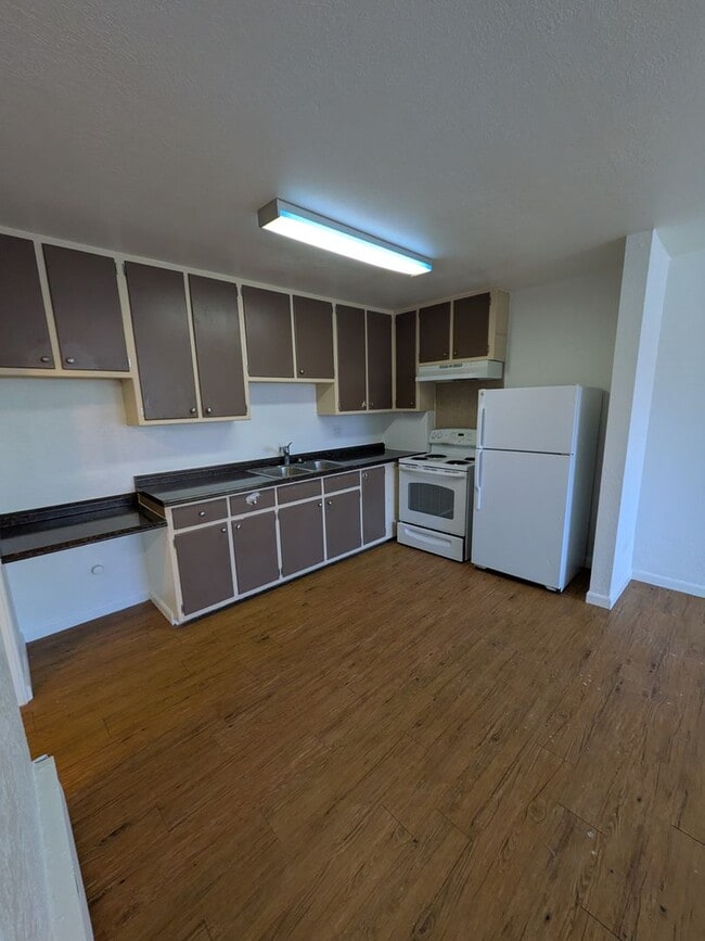 Building Photo - 1 Bed 1 Bathroom Apartment in Aurora! Unit #8