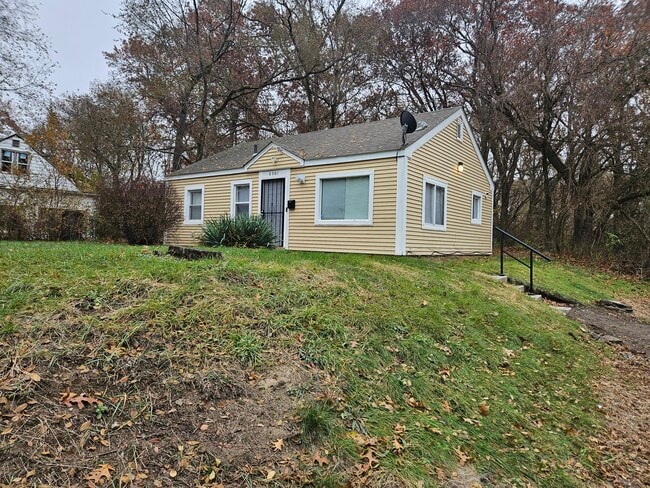 Building Photo - 6301 E 3rd Ave