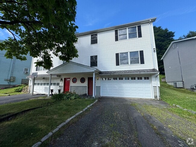 Building Photo - Spacious 3 bedroom 2.5 bathroom Duplex Rental