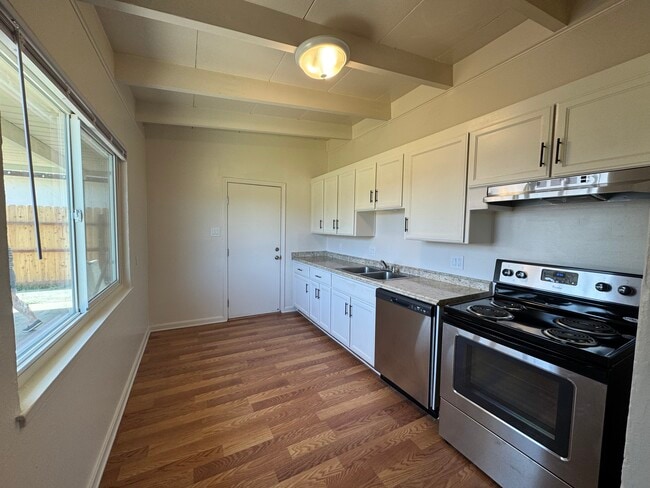 Photo - 1425 S School St House