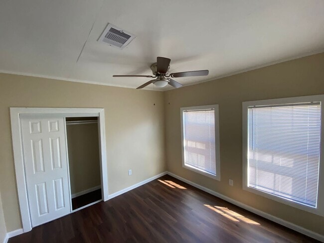 Building Photo - Spacious 3bed/1 bath in Sour Lake Rental