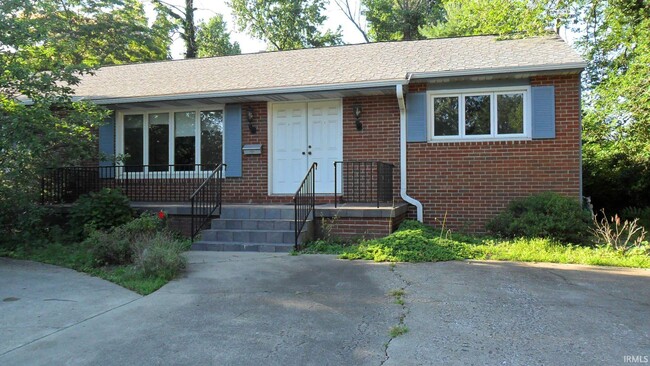 Photo - 1517 E Maxwell Ln House