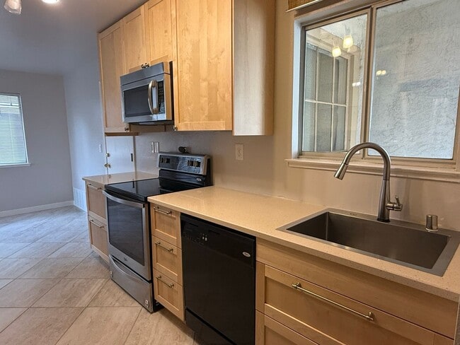 Photo - 929 Glenfinnan Way