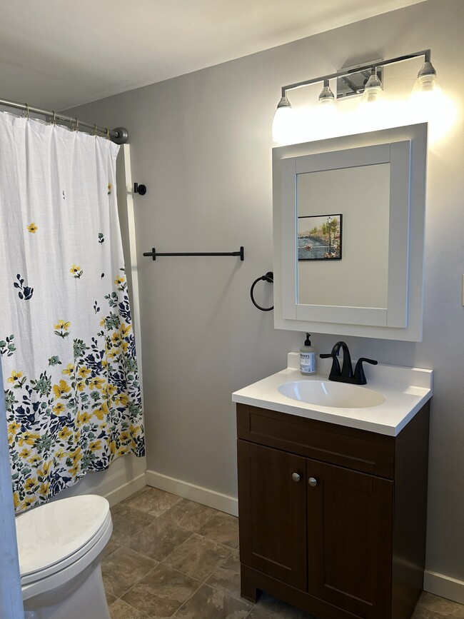 Photo - 347 N Linden St Unidad Furnished Apartment