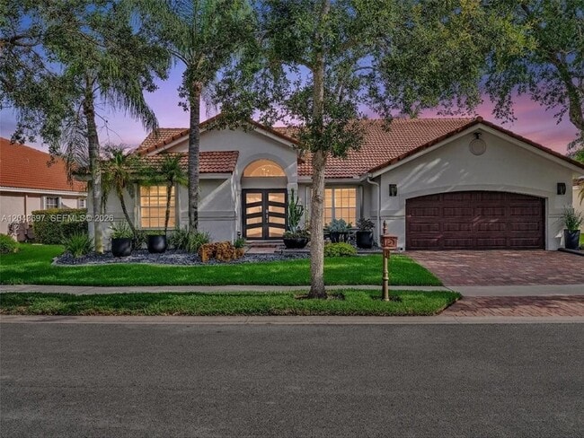 Photo - 639 Verona Pl