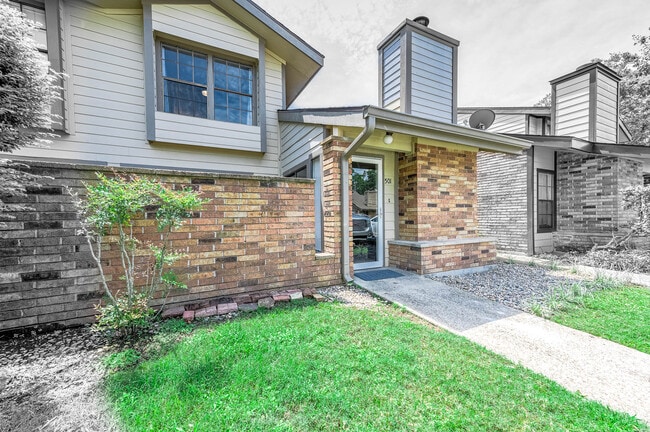 Puerta principal - 200 Pecan Dr