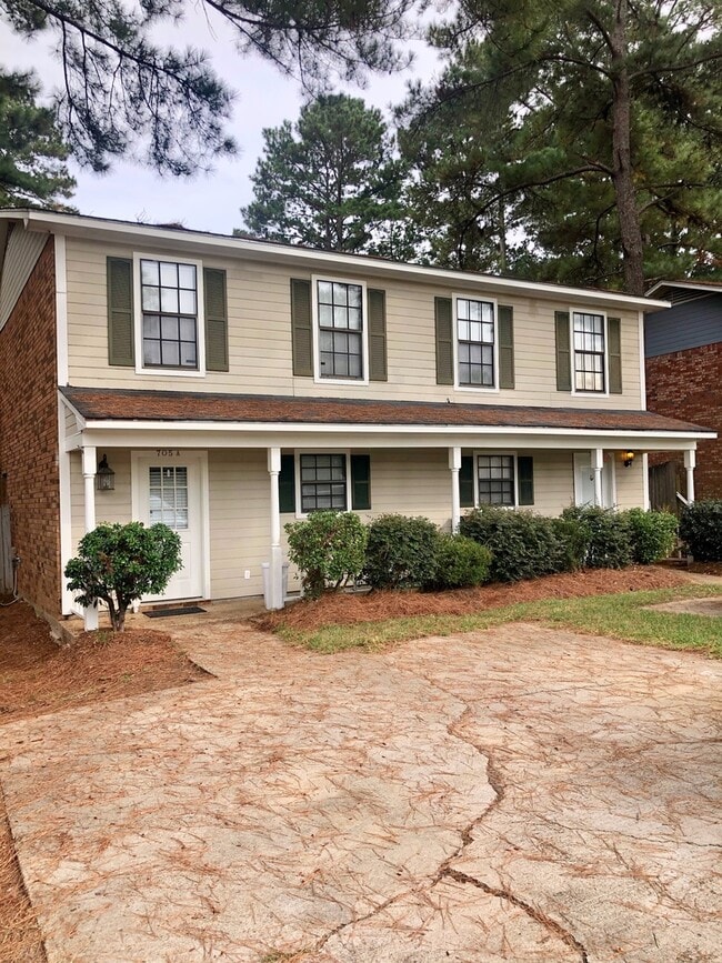 Building Photo - 2 bed, 1.5 bath in Brandon!