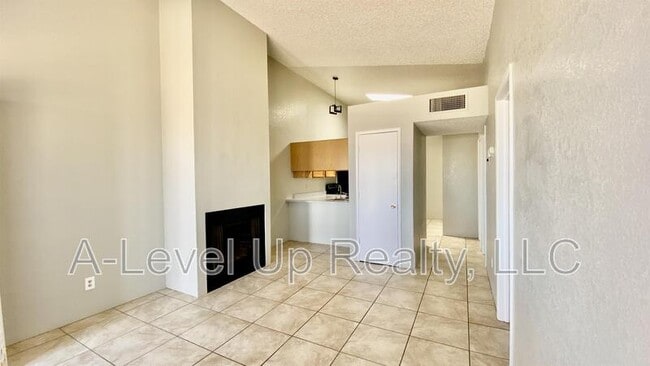 Photo - 405 E Thoroughbred St