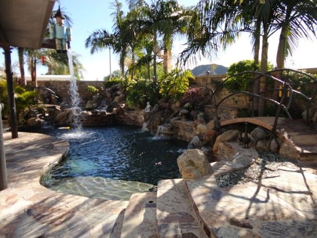 Building Photo - Luxurious 5 + 3 Pool/View Home Castaic