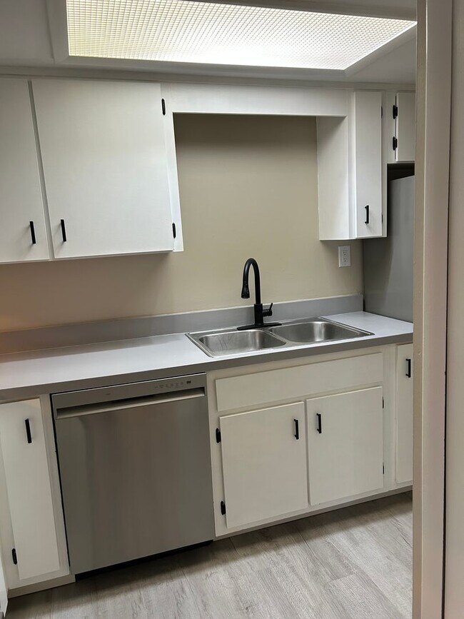 300 N Dewey St Unit 300 N Dewey Street, Apt 5