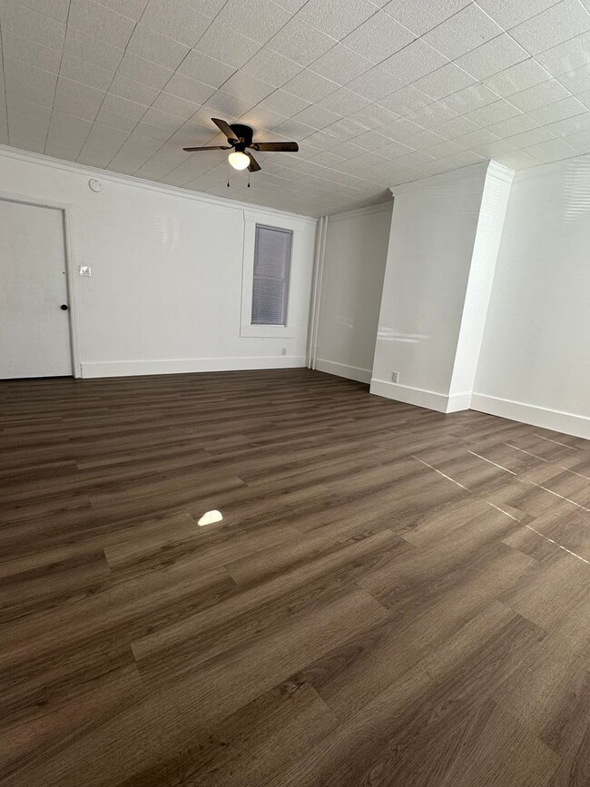 Building Photo - 565 W Market St Unit Apt 1