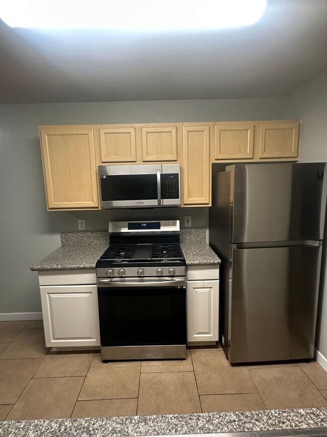 Photo - 2 bed 2 bath downstairs condo Gated community in Seven Hills.  Walking distance to St Rose Hospital