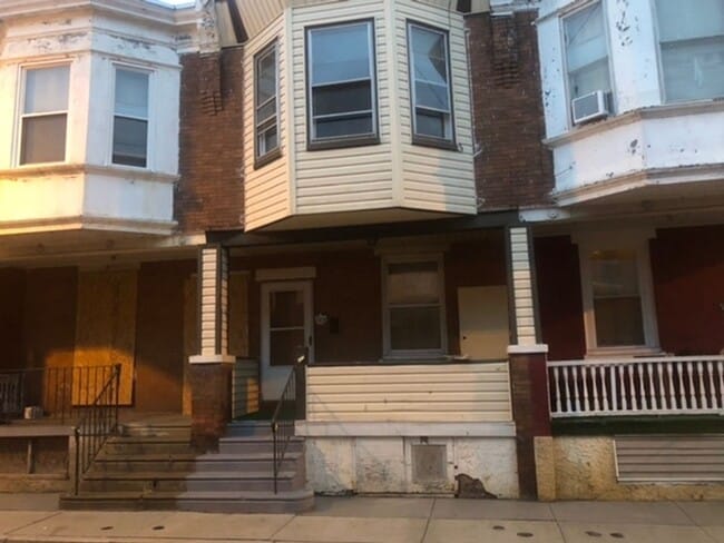 Building Photo - Three Bedroom Home Near Carroll Park