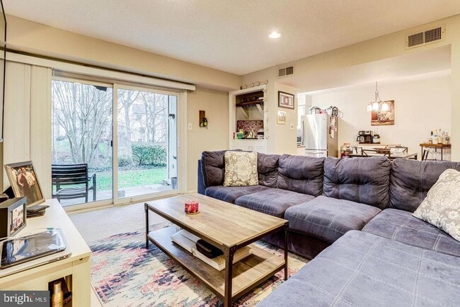 Building Photo - 7761 Inversham Dr Unit 252