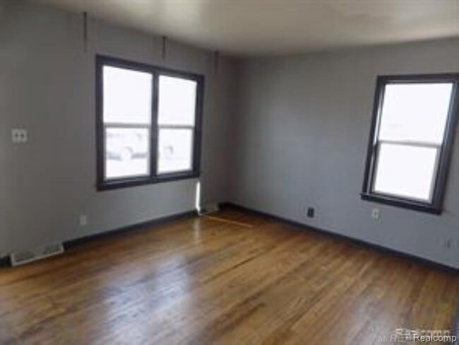 Photo - 2045 Central St