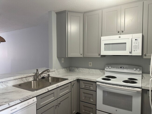 Photo - 2 bedroom condo in Williamsburg! Available September 2026