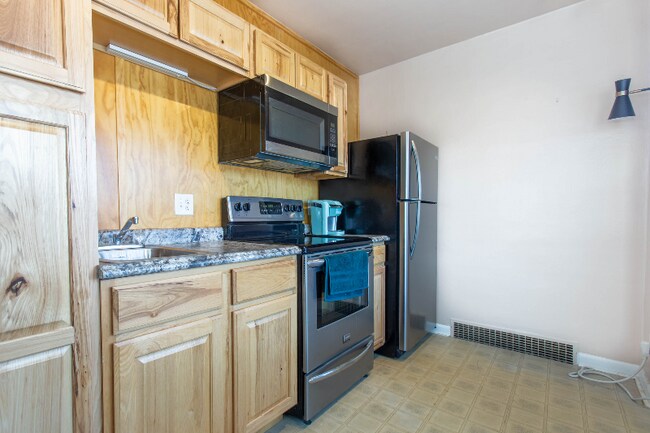 Photo - 210 E North St