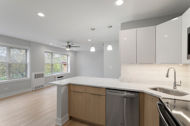 Photo - 7070 N Sheridan Rd