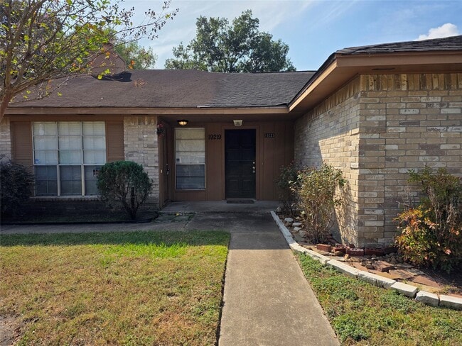 Building Photo - 19223 Woodglen Dr