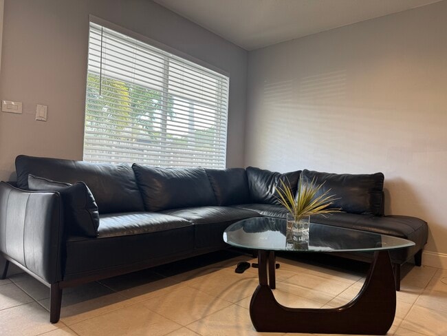 Building Photo - 2501 NW 9th Ter Unit 2501