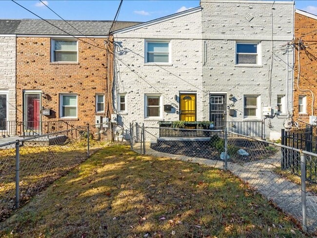 Building Photo - Distinctive Two Bedroom Beauty in Deanwood